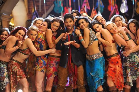 Iddarammayilatho Top Lesi Poddi Song hot Stills of Allu Arjun ...