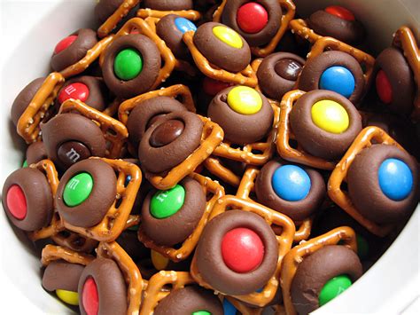 I WANT THIS..NOWWWW | Chocolate treats, Pretzel treats, Desserts