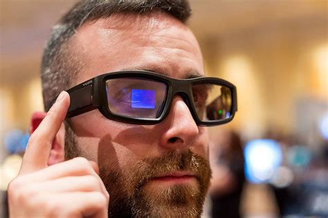 Google Glass보다 낫다 : Vuzix는 증강 현실 안경을 보여주었습니다.
