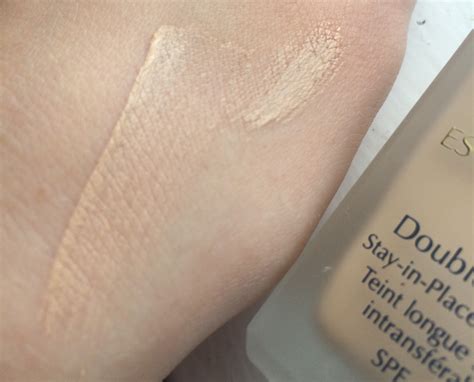 Estee Lauder Double Wear foundation review, 2N1 Desert Beige swatch + MAC pump - Emilyy