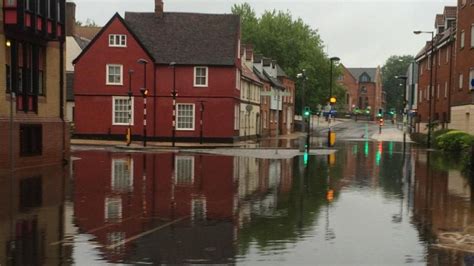 Heavy rain causes flooding in Suffolk - BBC News