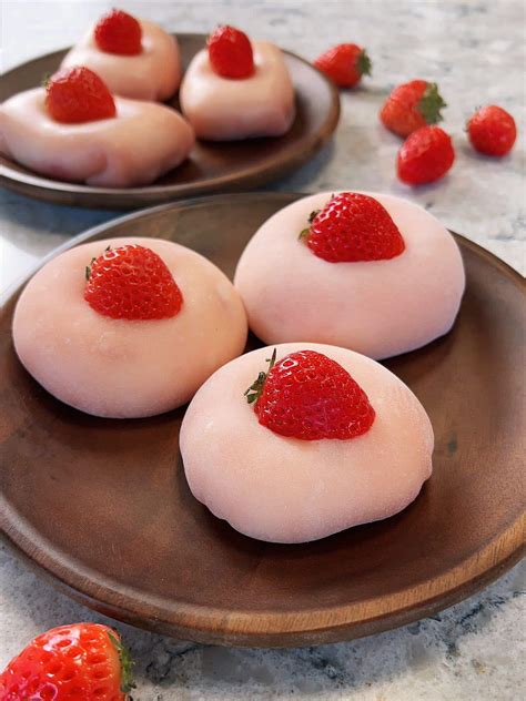 Strawberry Daifuku Recipe (strawberry mochi with cream filling)