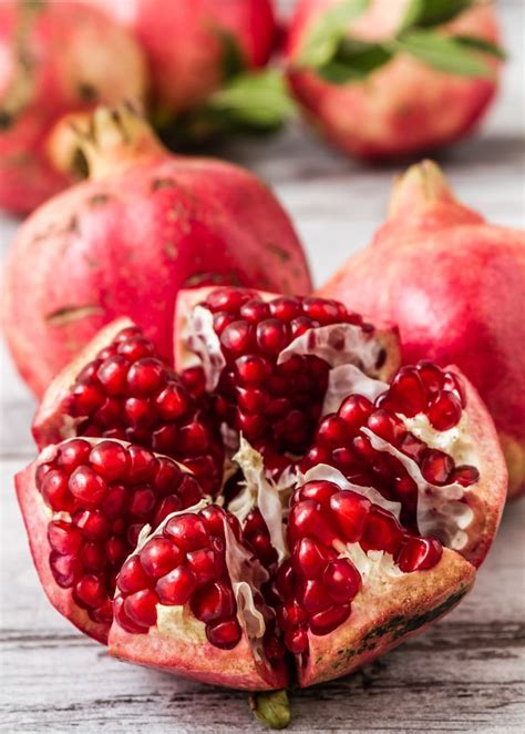 Pomegranate 'Parfianka' (Punica granatum) | How to open pomegranate ...