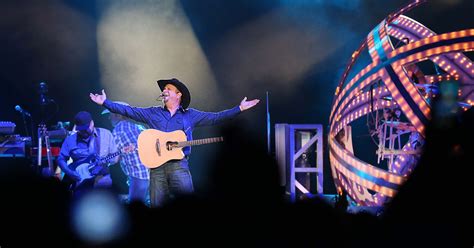 Garth Brooks brings dose of high energy to arena stage