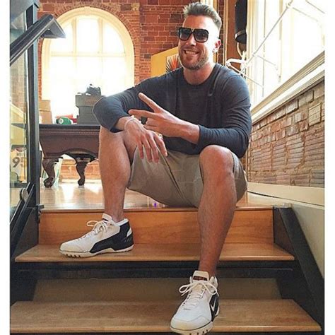 NFL Star Travis Kelce Is Ready for Love on E!'s Upcoming Series ...