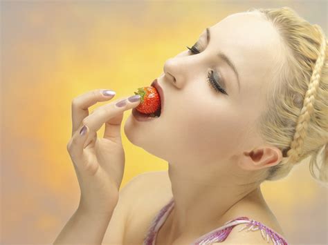 Wallpaper : face, makeup, strawberries, women, fruit 2048x1536 - WallpaperManiac - 1153228 - HD ...