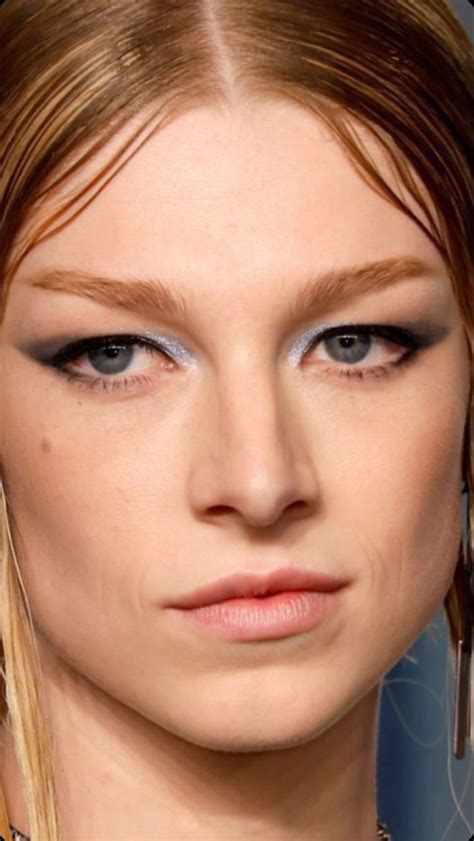 Hunter Schafer Make-up look for the 2022 Vanity Fair Oscar After-party ...