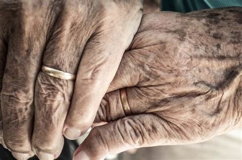 Old couple holding hands. Precious. | Old couples, Older couple ...