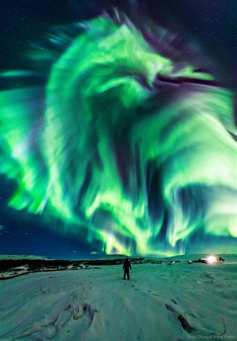 Une aurore boréale en forme de dragon surprise dans le ciel d'Islande. © Jingyi Zhang & Wang ...