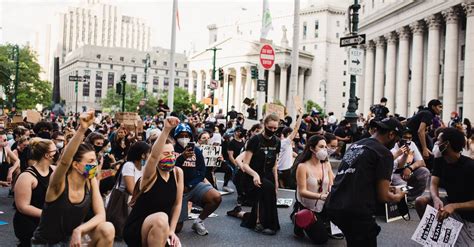 Crowd of Protesters Kneeling · Free Stock Photo