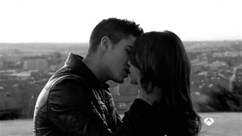 Dream Beautiful dreams | Romantic kiss, Romantic kiss gif, Kissing couples