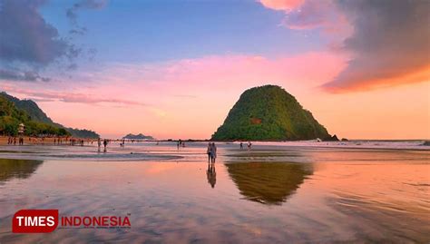 Berburu Sunset, Pulau Merah Jadi Tempat Favorit Ngabuburit di ...