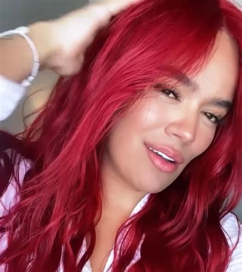 Karol G se une al tinte de cabello que es perfecto para latinas: el rojo cereza | Glamour