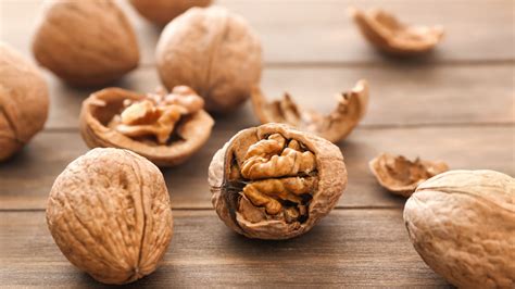 Know the benefits of eating soaked walnuts | HealthShots