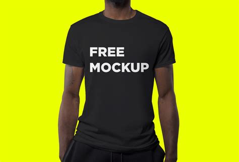 Man wearing black T-Shirt Mockup - Mockup World