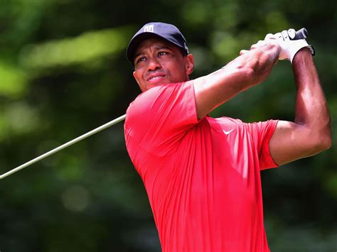 Tiger Woods practices with driver at range | theScore.com