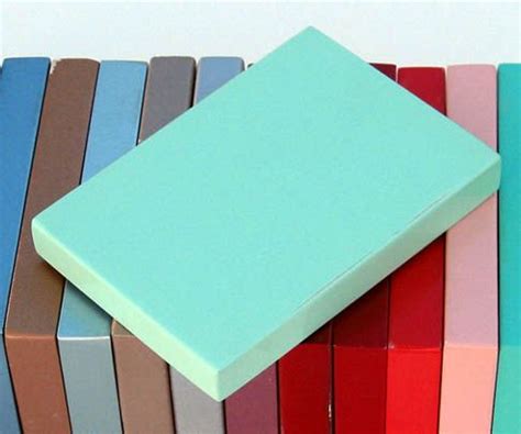 there are many different colors of paper on the same table top, each with a square shape