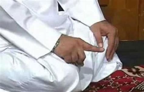 Is Moving Forefinger in Tashahhud Sunnah? | About Islam