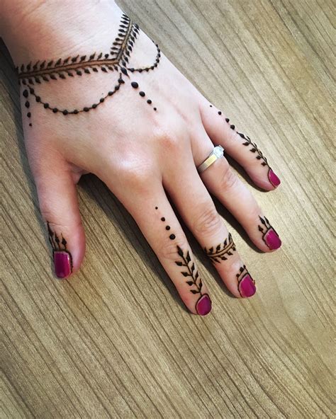 Henna Tattoo Finger at Tattoo