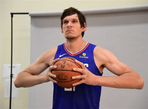 Boban Marjanovic throws down a flat-footed dunk