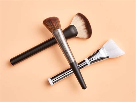 How to Choose the Right Makeup Brush for Your Face Shape