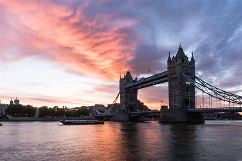 Sunrise at Tower Bridge - London : pics