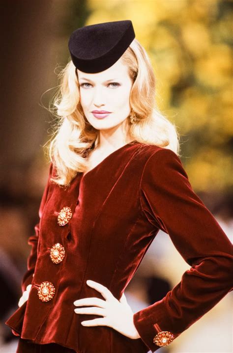 Karen Mulder au défilé Yves Saint-Laurent, Haute Couture, collection Automne-Hiver 1994-95 à ...