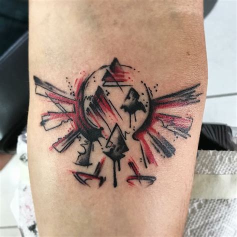 My first tattoo. The start of a sleeve. Legend of Zelda Hyrule Crest in ...