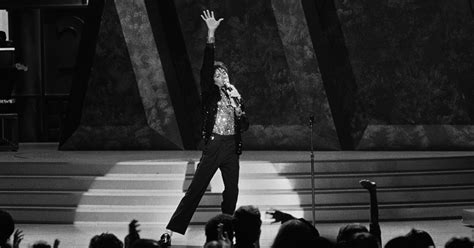 Michael Jackson Premiered The Moonwalk On TV In 1983 - Michael Jackson ...