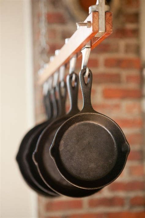 10 kitchens with cast iron pans on display – Artofit