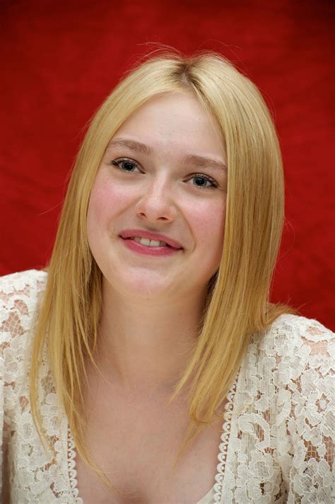 dakota-fanning-twilight-saga-eclipse-press-conference-in-beverly-hills-06 | GotCeleb