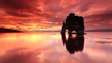 Hvítserkur rock, Vatnsnes peninsula, Iceland | Windows Spotlight Images