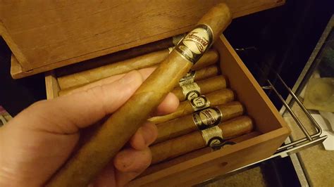 A cheapo review: Famous Smoke Vitola Especial Churchill Natural : cigars