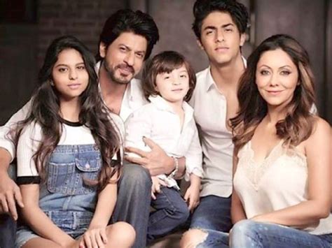 Shah Rukh Khan, Gauri Khan, Aryan Khan, Suhana Khan and AbRam pose for ...