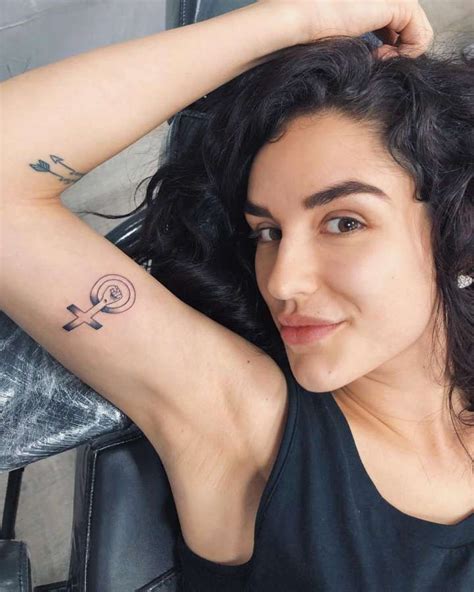 Girl Power: 30 tatuagens feministas para inspirar e empoderar | Feminist tattoo, Girl power ...