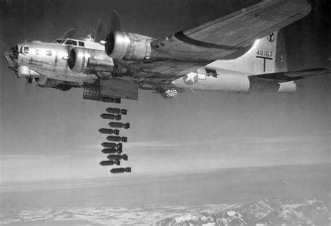 File:Boeing B-17G 2 BG dropping bombs.jpg - Wikimedia Commons