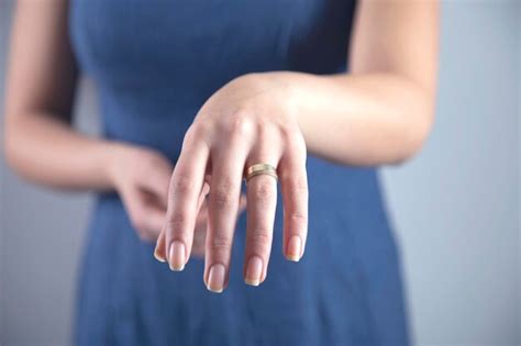 Premium Photo | Woman hand the wedding ring