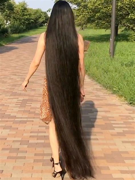 VIDEO - The longest black hair you have ever seen - RealRapunzels