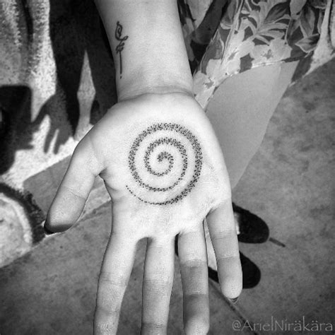 44 Fascinating Tattoos That Fit In The Palm Of Your Hand - TattooBlend | Palm tattoos, Hand ...