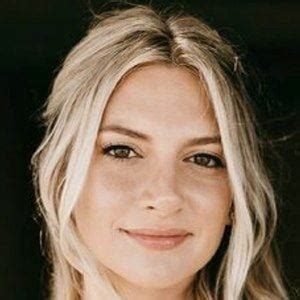 Allison Kuch - Age, Family, Bio | Famous Birthdays