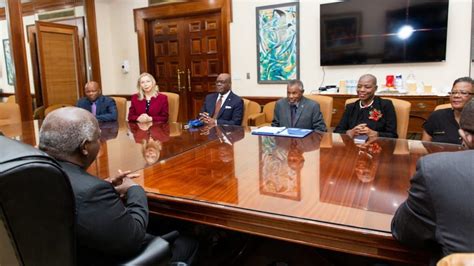 Bahamas Press Club Pays Courtesy Call on Prime Minister Davis – Caribpix.net