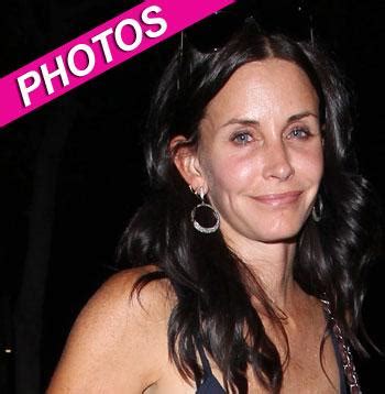 Make-Up Free Courteney Cox Bares Her Bra At Dinner With David Arquette