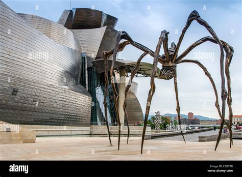 Maman spider sculpture by artist Louise Bourgeois, Guggenheim Museum ...