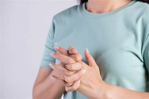 Cracking your knuckles is harmless and won't cause arthritis — here's why | Business Insider India