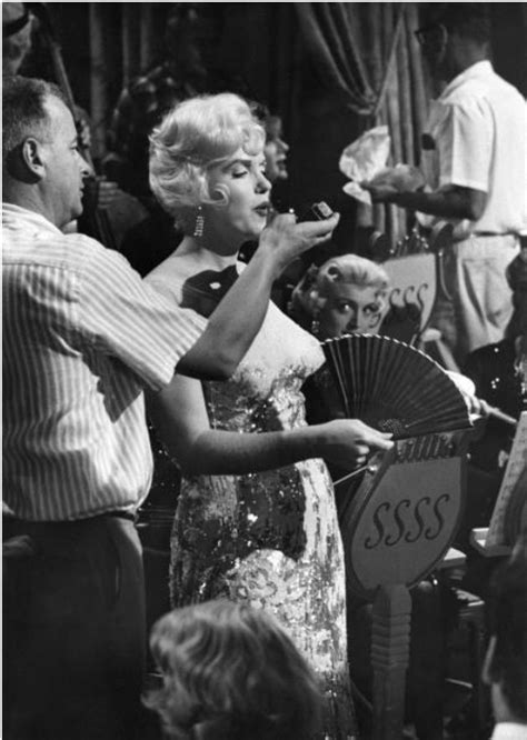 Marilyn Monroe in Some Like It Hot (1959) singing 'I Wanna Be Loved By ...