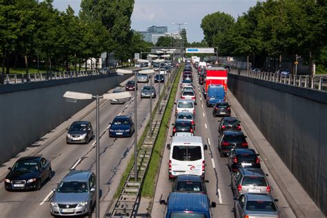 Immagini Belle : pedone, strada, traffico, autostrada, veicolo, corsia, corso d'acqua, trasporto ...