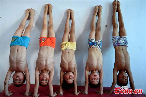 PHOTOS: Infant athletes sent to gymnastics boot camp – That’s Shanghai