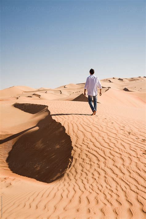 «Man Walking Alone In The Desert» del colaborador de Stocksy «Mauro ...