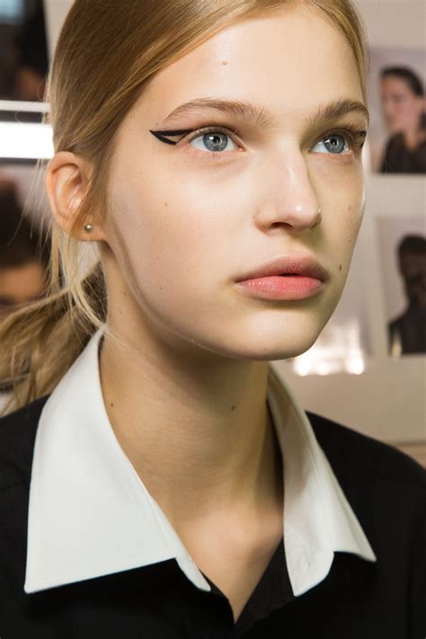 Rochas Spring 2019 Ready-to-Wear Collection - Vogue | How to apply eyeliner, Beauty trends, Show ...