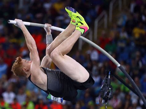 Canada's Shawn Barber crashes early in pole vault final | theScore.com